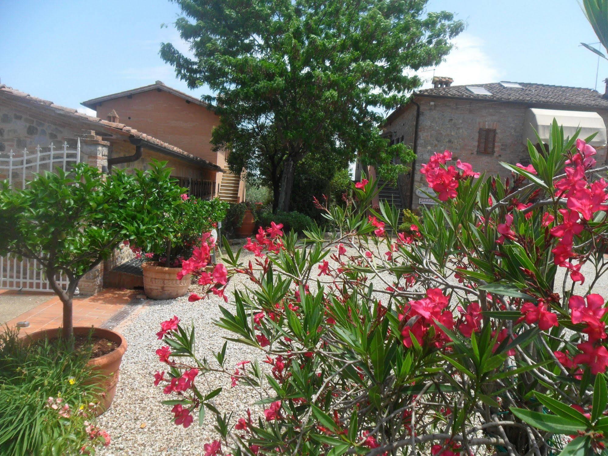 Fullino Nero Rta - Residenza Turistico Alberghiera Siena Kültér fotó